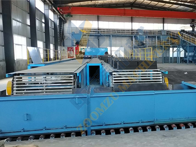 Automated green sand molding machine and a chain plate molding production line for the production of bearing housings
