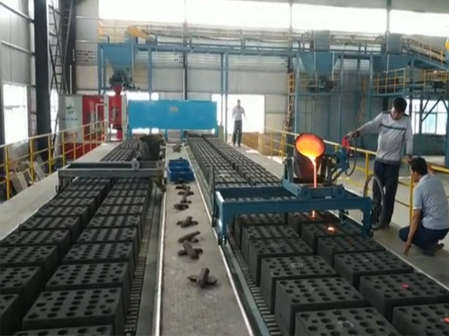 Molding machine with casting molding line can molding and pouring at the same time